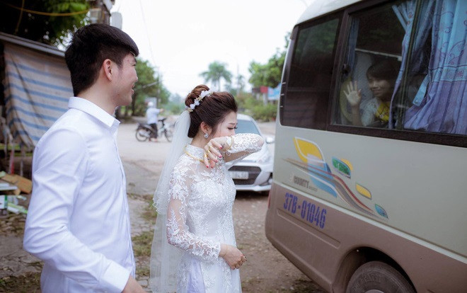 Cô dâu sụt sùi chia tay người thân về nhà chồng: 'Con gái lấy chồng xa, từ giờ ai đưa mẹ đi viện điều trị ung thư' Ảnh 2