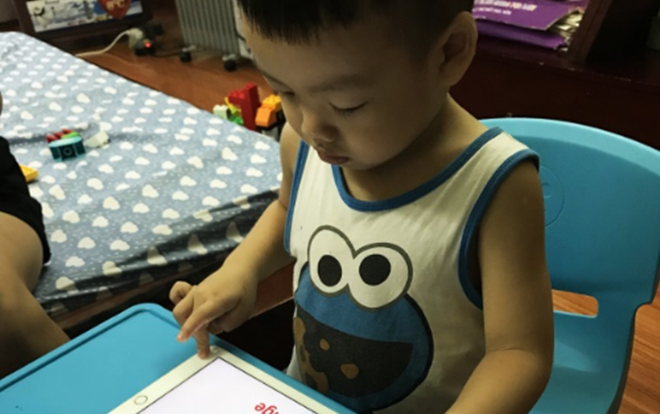 Cậu bé 3 tuổi đọc sách, nói tiếng Anh như người bản xứ Ảnh 2