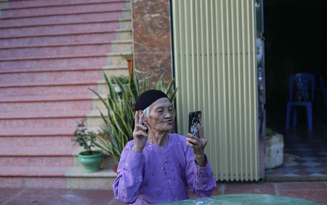 Cụ bà 93 tuổi 'chất chơi nhất Vịnh Bắc Bộ' vẫn tự tin hút thuốc lào chụp ảnh 'tự sướng' Ảnh 2