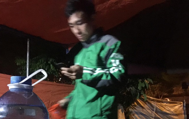 Tài xế Grab Bike chở cô gái đi tìm nhà nghỉ suốt 4 tiếng đồng hồ vì nhà trọ đóng cửa nhưng không lấy 1 đồng gây xôn xao Ảnh 2