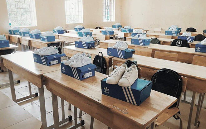 Trào lưu nam sinh tặng nguyên 'dàn giày hiệu' cho con gái chưa bao giờ hết hot: Hết Converse, Vans và bây giờ là Adidas… Ảnh 2
