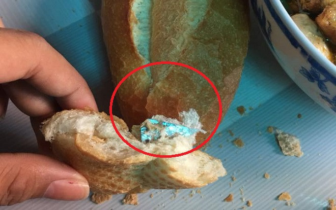 Rợn người phát hiện lưỡi lam trong chiếc bánh mì đang ăn dở, anh chàng hú vía đăng đàn cảnh báo Ảnh 2