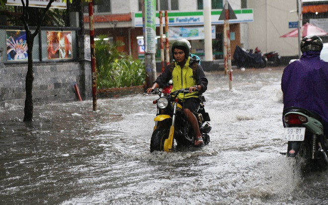 Khu phố nhà giàu ở Sài Gòn lại ngập trong 'biển nước' sau cơn mưa chưa đầy 15 phút: 'Giàu hay nghèo gì cũng vật vã lội nước' Ảnh 2