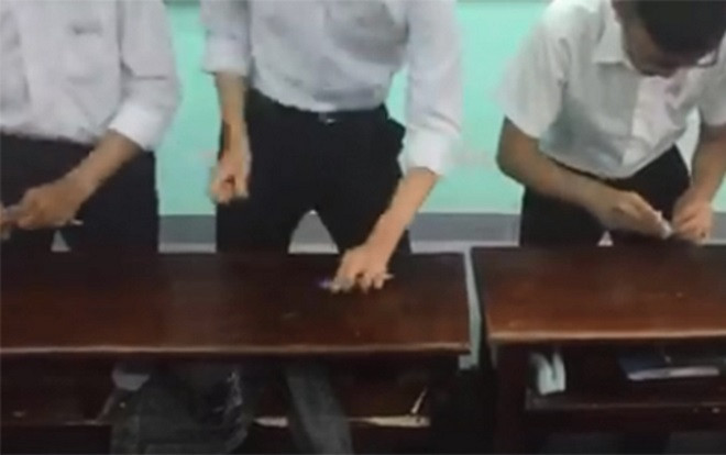 Dùng bút bi thay súng để học quân sự, đây đúng là trò chỉ có hội 'nhất quỷ nhì ma' mới nghĩ ra Ảnh 2