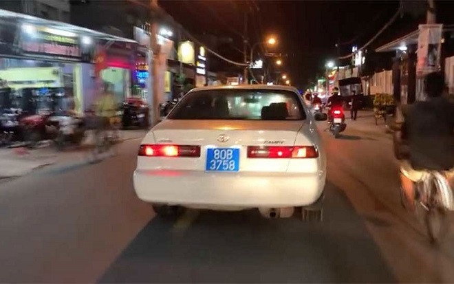 Truy tìm tài xế lắp biển xanh giả cho xe rồi bật còi ưu tiên, lạng lách đánh võng gây náo loạn đường phố Ảnh 2