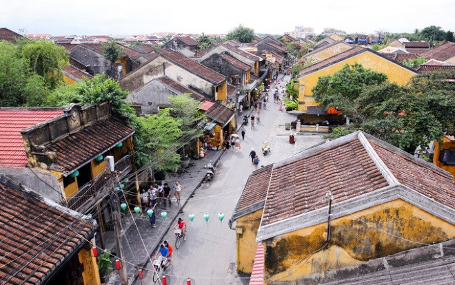 Những bức tường vàng đặc trưng của Hội An bị bôi bẩn Ảnh 2