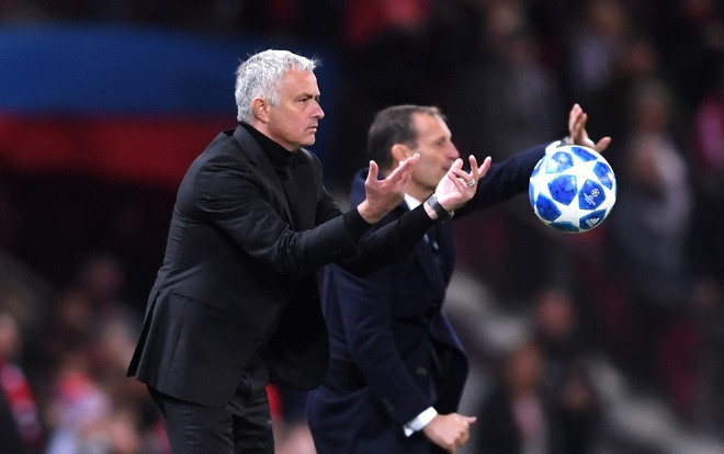 Giơ 3 ngón tay khiêu khích fan Juventus, Mourinho có ý gì? Ảnh 2