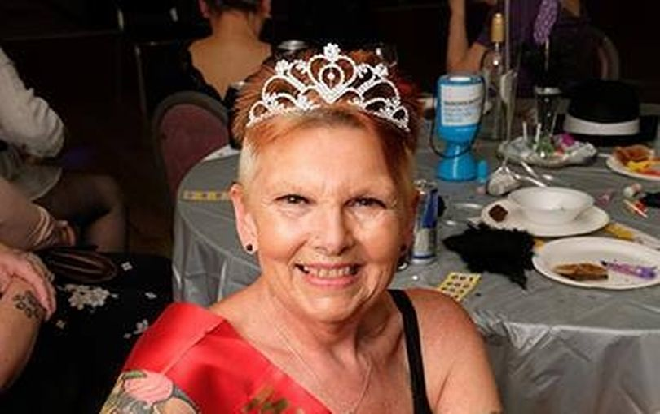 70 tuổi vẫn đam mê nhảy thoát y, cụ bà khiến người đối diện trầm trồ vì thân hình thon gọn quyến rũ Ảnh 2