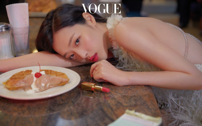 Sulli thần thái sang chảnh ngút ngàn trên tạp chí vượt mặt nhóm nhạc đình đám Black Pink Ảnh 2