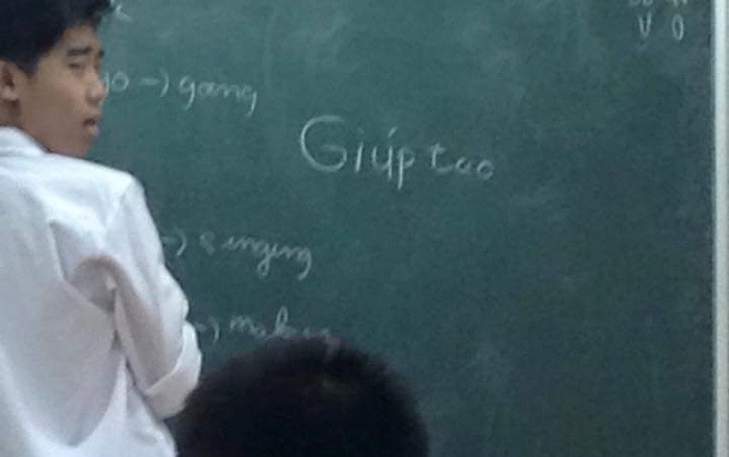 Tuyệt vọng cầu cứu bạn bè nhắc bài khi cô giáo Tiếng Anh gọi lên bảng, nam sinh ghi 2 chữ 'giúp tao' khiến ai cũng phải bật cười Ảnh 2