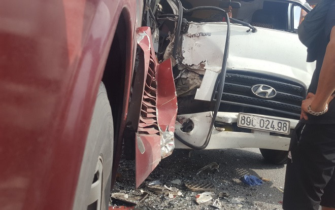 Hành khách hoảng sợ la hét khi ô tô tải tông vào đuôi xe giường nằm Ảnh 2