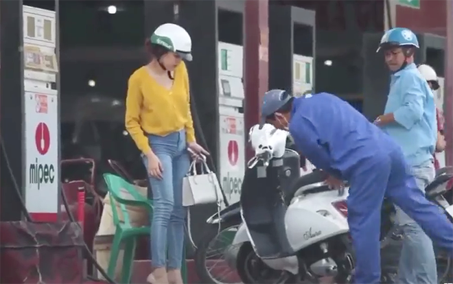 Cô gái dắt xe vào đổ xăng nhưng có một điều làm ai nấy đều hoang mang tột độ Ảnh 2