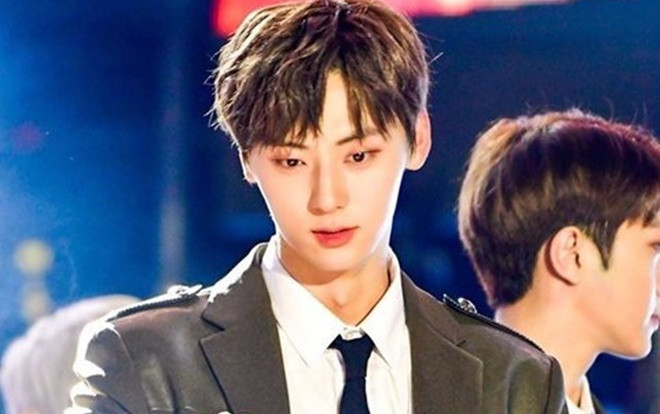 Vạch áo khoe 'múi' rồi tự xấu hổ: Chỉ có thể là Hwang Minhyun (Wanna One) Ảnh 2