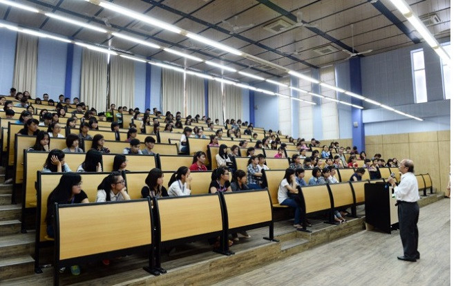 Một trường Đại học ở TP.HCM hào phóng nâng lương cho giảng viên vượt chuẩn về trình độ tiếng Anh Ảnh 2