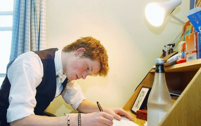 Ngôi trường nơi Hoàng tử Harry từng theo học sang chảnh và đậm chất quý tộc như thế này đây Ảnh 2