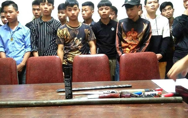 19 đối tượng rủ nhau mang vũ khí đi đánh ghen Ảnh 2