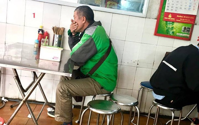 Tài xế trung niên ôm mặt cố kìm nén để không ai thấy mình bật khóc sau khi nhận cuộc gọi từ quê nhà Ảnh 2