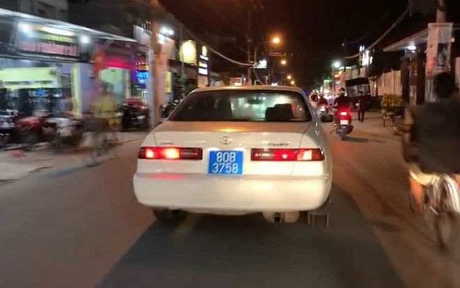 Danh tính và lời khai tài xế lắp biển xanh giả rồi bật còi ưu tiên, lạng lách đánh võng gây náo loạn đường phố Ảnh 2