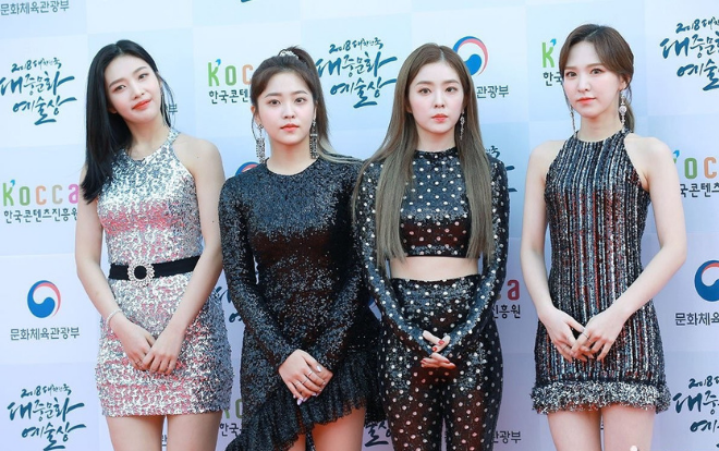 Stylist của Red Velvet lại hứng gạch đá vì cho nhóm ăn mặc 'rẻ tiền' trên thảm đỏ Ảnh 2