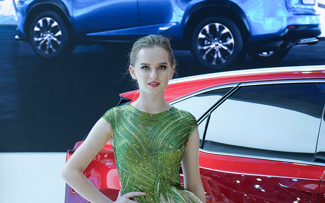 Dàn mẫu xinh đẹp khoe dáng tại triển lãm Vietnam Motor Show 2018 Ảnh 2