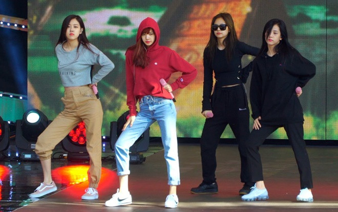 Cần gì buổi diễn chính, sân khấu tổng duyệt của BlackPink cho concert Seoul cũng đủ đỉnh rồi! Ảnh 2