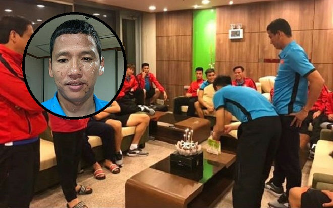 Đoán xem ai là 'thủ phạm' khiến khuôn mặt 'lão tướng' của đội tuyển Việt Nam ngập trong vị ngọt của bánh sinh nhật? Ảnh 2