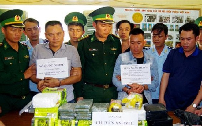 Hà Tĩnh: Bắt quả tang 2 đối tượng vận chuyển 10 bánh heroin và 32kg ma túy dạng đá Ảnh 2