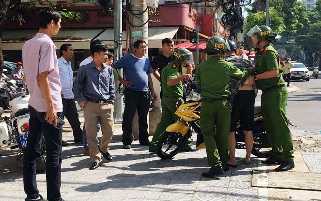 Bị truy đuổi khi chở bạn gái vượt đèn đỏ, nam thanh niên đạp 2 CSGT ngã nhào Ảnh 2