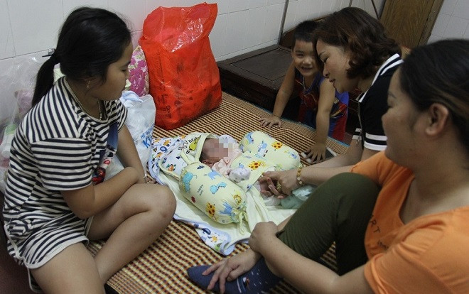 Bé trai bị bỏ bên vệ đường được mẹ ruột nhận lại Ảnh 2