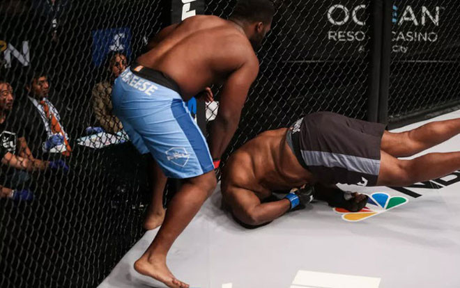 Clip: ‘Lạnh gáy’ trước cảnh võ sĩ MMA ra đòn khiến đối thủ trẹo cổ Ảnh 2