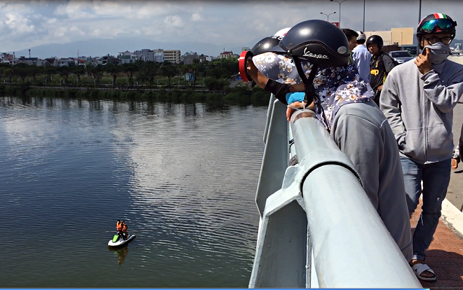 Nam thanh niên chạy xe máy lên cầu tự tử sau khi gọi điện cho bạn gái Ảnh 2