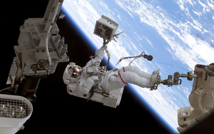 Phi hành gia đi vệ sinh như thế nào khi mà cứ bay lơ lửng? Ảnh 2