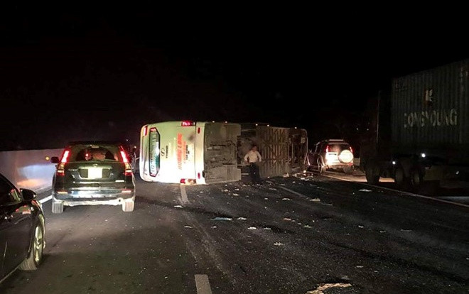 Xe khách 45 chỗ lật trên cao tốc Hà Nội - Hải Phòng, nhiều người phải nhập viện Ảnh 2