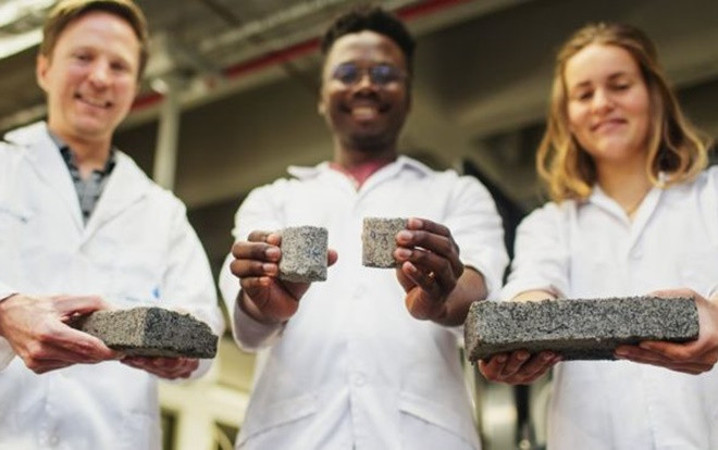 Chưa từng có ý tưởng như thế: Sinh viên sản xuất gạch từ chính nước tiểu của người Ảnh 2