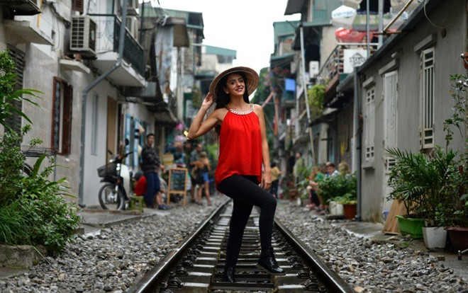 Đường sắt nằm sát khu dân cư ở Hà Nội bất ngờ 'hot' trên mặt báo nước ngoài Ảnh 2