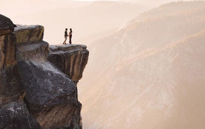 Cầu hôn lãng mạn bên vách đá, cặp đôi rơi xuống vực chết thảm Ảnh 2