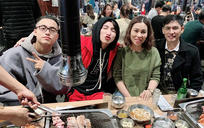 Khoe ảnh đi du lịch cùng gia đình, Sơn Tùng M-TP đáng yêu 'hết nấc' với định nghĩa về hạnh phúc Ảnh 2