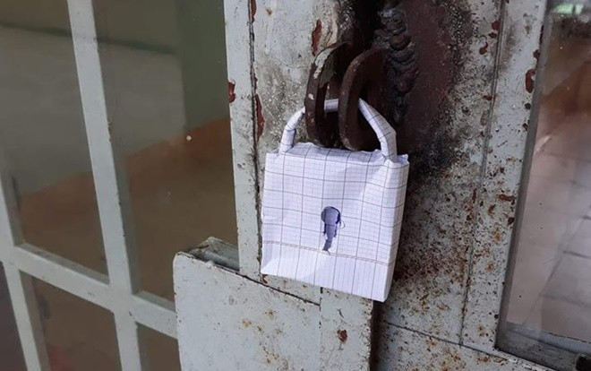 Khi lớp bạn mất ổ khóa, triệu hồi '500 anh em' cũng chưa chắc nghĩ ra 'kế độc' như 'lũ quỷ' học sinh này Ảnh 2