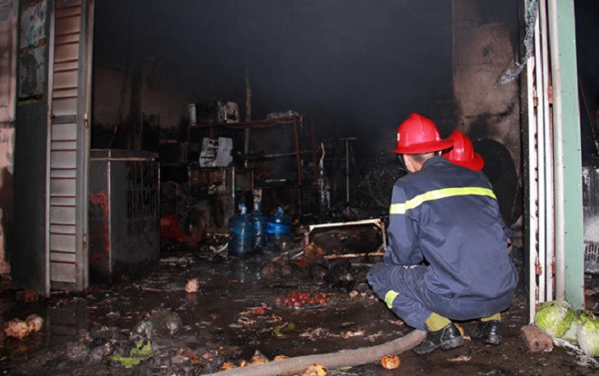 Mâu thuẫn với vợ, chồng đổ xăng đốt nhà khiến 3 người bỏng nặng Ảnh 2