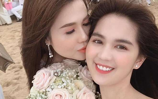 Chị gái Ngọc Trinh và bạn trai kém tuổi tổ chức hôn lễ đẹp như mơ trên bãi biển Ảnh 2