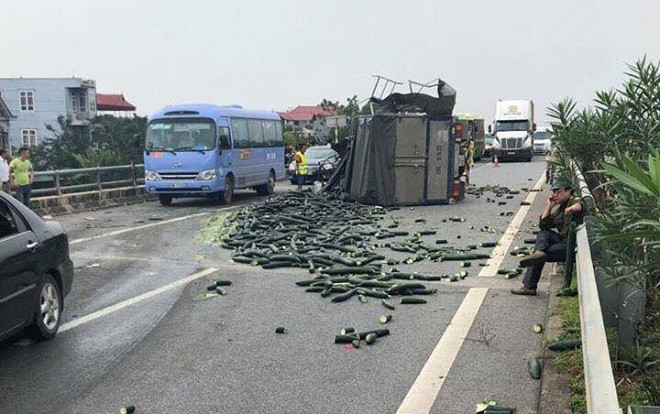 Xe tải chở bí xanh lật nghiêng sau va chạm với xe khách, cao tốc Nội Bài - Lào Cai ách tắc hàng chục km Ảnh 2