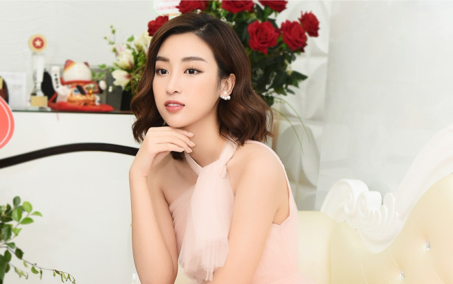 Hoa hậu Đỗ Mỹ Linh ngay lập tức lấy lại phong độ sau khi bị chê ăn vận lạc quẻ lỗi mốt Ảnh 2