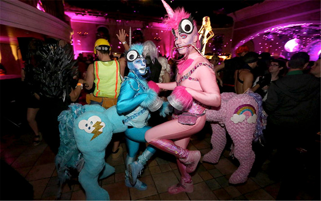 Halloween - Tiền thân của ngày hội Pride đầy màu sắc Ảnh 2