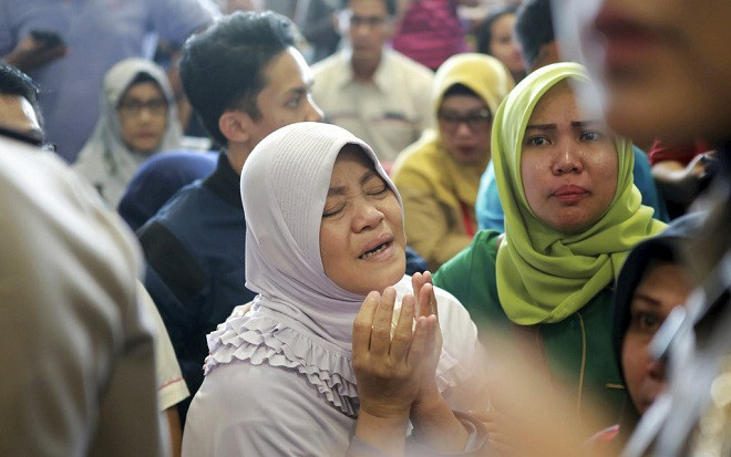 Vụ rơi máy bay ở Indonesia: Người thân khóc ngất ngóng tin người thân ở sân bay Ảnh 2