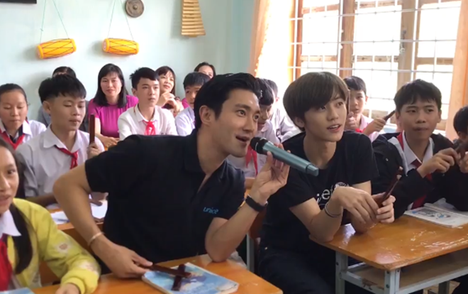 Clip: Siwon (Super Junior) và Jaemin (NCT Dream) thân thiện hát Hò Ba Lý cùng học sinh tại Kon Tum Ảnh 2