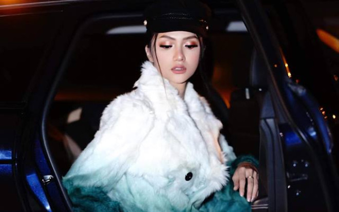 Hoa hậu Hương Giang mặc áo lông khoe đùi thon dài quyến rũ Ảnh 2