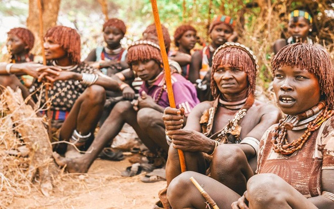 Lạ lùng bộ tộc phụ nữ cầu xin được đàn ông đánh đập, trẻ sơ sinh 'mang điềm xấu' bị bỏ đói đến chết Ảnh 2