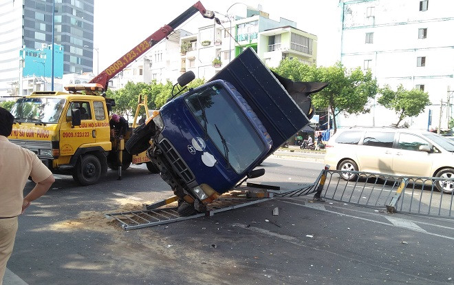 Xe tải cày nát dải phân cách lật ngang trên đại lộ, giao thông ùn tắc nhiều giờ ở Sài Gòn Ảnh 2
