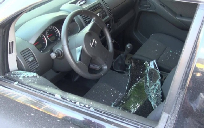 Camera ghi hình nghi phạm đập vỡ cửa kính ô tô trộm 3,5 tỉ ngay trước phòng giao dịch ngân hàng Ảnh 2