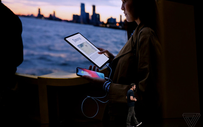 Đắt xắt ra miếng, iPad Pro mới có thể sạc pin cho cả iPhone Ảnh 2